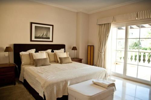 Postel nebo postele na pokoji v ubytování Casa Pinsa - Großzügiges mediterran-stilvolles Ferienhaus mit eigenem Pool in Puig de Ros