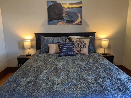 - une chambre avec un lit avec des oreillers et 2 lampes dans l'établissement The Lewis House-Upper Level-A Peaceful Spot!, à Laramie