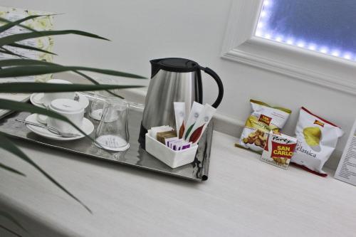 Принадлежности для чая и кофе в Boutique Hotel Paradiso Bovelacci