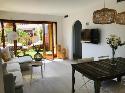阿爾啼的住宿－Ático en Altea, Puerto de Campomanes，客厅配有沙发和桌子