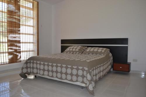 een slaapkamer met een bed in een kamer bij La Banda Apart Hotel in Tarija