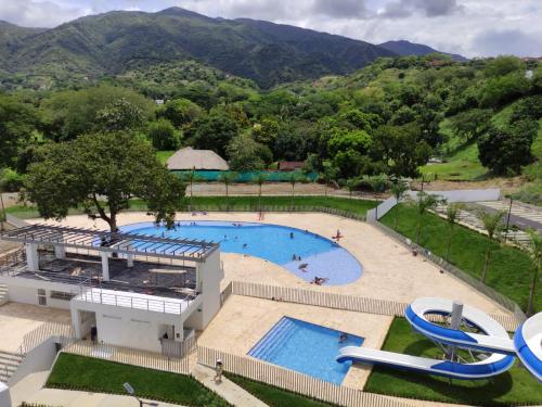 una vista aérea de una piscina con montañas en el fondo en Casitadisol, en Santa Fe de Antioquia