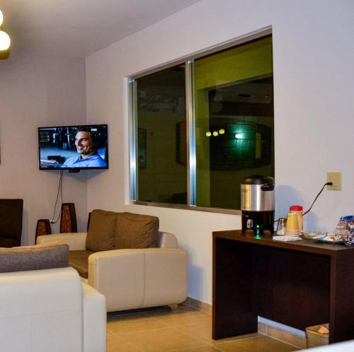 TV a/nebo společenská místnost v ubytování Cuatro Misiones Hotel