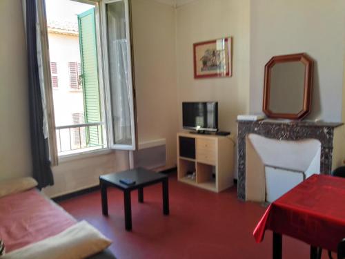 un salon avec un canapé et un miroir dans l'établissement Typical Toulon apartment 50M beaches, à Toulon