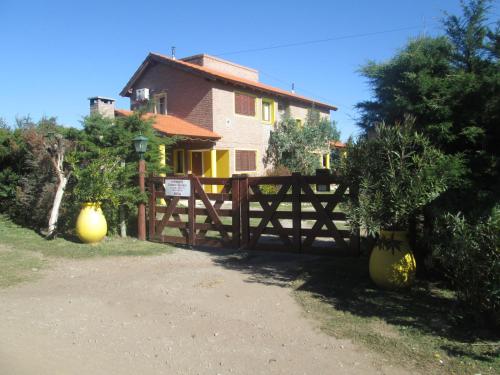 a wooden gate in front of a house at Pa-kuas del Uritorco in Capilla del Monte