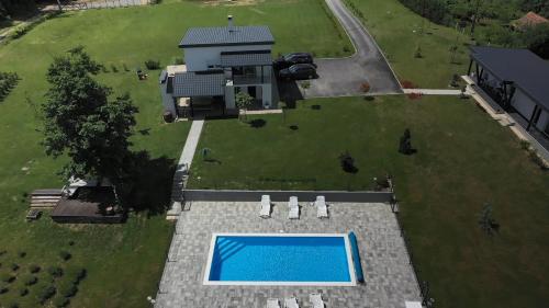 Výhled na bazén z ubytování Kuće za odmor -Japin breg nebo okolí