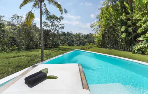 Der Swimmingpool an oder in der Nähe von Eco Six Bali