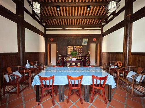 comedor con mesa y sillas en 金門古寧歇心苑官宅古厝民宿 Guning Xiexinyuan Historical Inn en Jinning