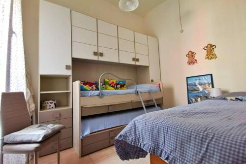 Dormitorio infantil con cama y armario en Casa Shardana en Iglesias