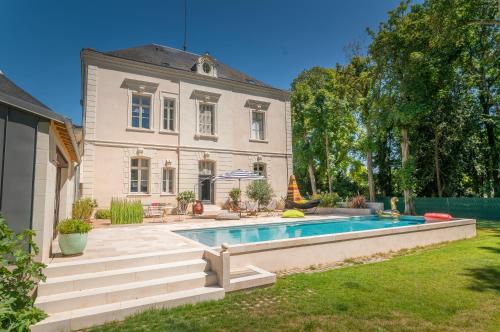 una casa con piscina en el patio en Appartement du Château de la Caillerie, en Avoine