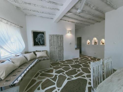 瓦塔姆的住宿－Neverland Watamu Villas，带沙发和窗户的客厅