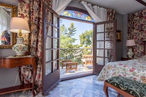 um quarto com uma cama e uma grande janela em Apartamentos Gaudi Style em Náquera