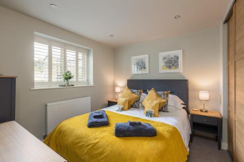 Posteľ alebo postele v izbe v ubytovaní Hilltop Snug cosy family home in bustling town of Pateley Bridge in the Yorkshire Dales - Book the combination of rooms and bathrooms you need 1-4 Bedrooms, 2 Bathrooms