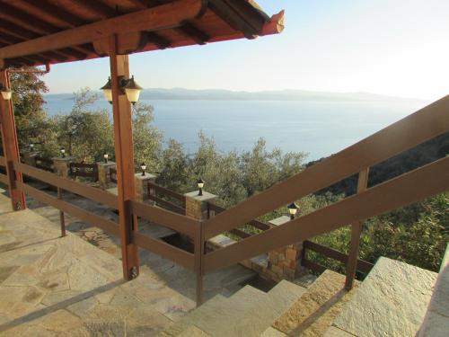 a view of the ocean from a gazebo at Το Σπιτι με την Σπηλιά in Platanias