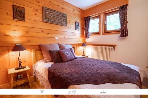 コンブルーにあるLe Plein Soleilの木製の壁のベッドルーム1室(ベッド1台付)