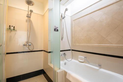 Ένα μπάνιο στο Header Baotou Hotel