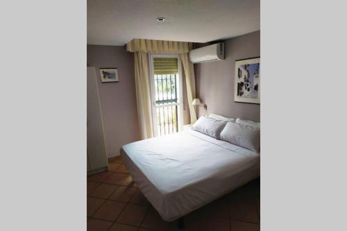 A bed or beds in a room at El Oasis - Precioso apartamento cerca de la playa