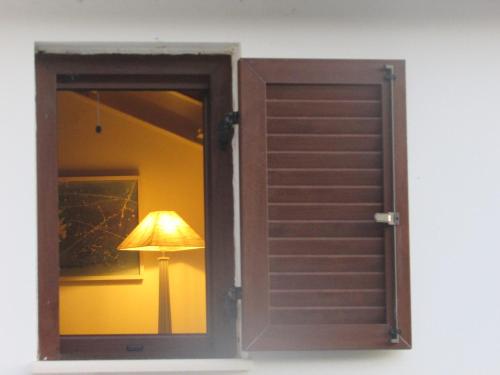 a open door with a lamp in a room at Το Σπιτι με την Σπηλιά in Platanias