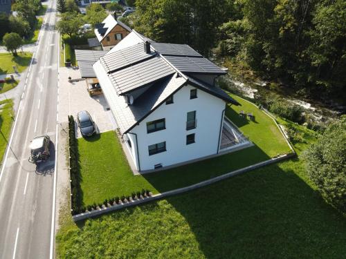 an overhead view of a white house on a green lawn at Apartments Traun-haft in Bad Aussee