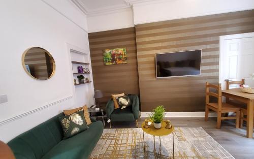 Televisyen dan/atau pusat hiburan di Leith Spectacular Apartment By Sensational Stay Short Lets & Serviced Accommodation With 6 Separate Beds & 2 Baths