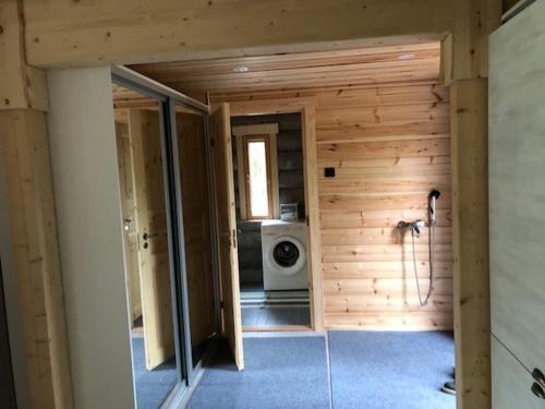 a room in a house with a washing machine at Kojamopirtit in Kolari