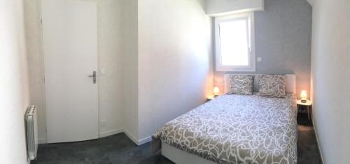 - une chambre avec un lit avec deux oreillers et une fenêtre dans l'établissement Le Clos d'Armor, à Vannes