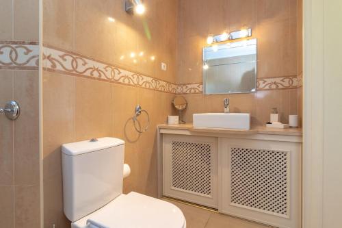 Ένα μπάνιο στο Luxury Townhouse n10 - Front-line Sea views