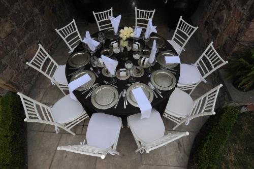 an overhead view of a table with white chairs at Real de Minas Poliforum in León