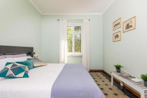 sypialnia z dużym łóżkiem i oknem w obiekcie Appartamento Agnelli vicino al Pala Alpitour by Wonderful Italy w Turynie