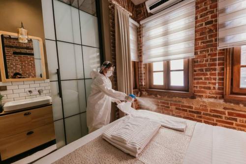 een vrouw in een keuken die handdoeken wast bij Galadoo Suites 2nd Floor in Istanbul