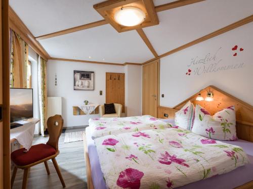 Un pat sau paturi într-o cameră la Haus Tiefenbacher