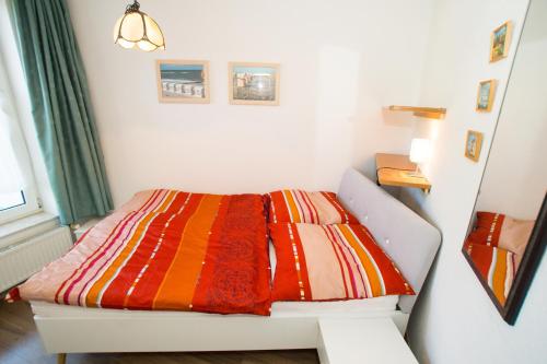 Ein Bett oder Betten in einem Zimmer der Unterkunft Ferienwohnungen Sünnslag-26 EG