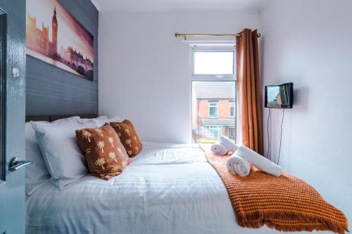 Katil atau katil-katil dalam bilik di Ideal for CONTRACTORS & WORKERS, Long-term discounts - 4-Bed House in Crewe by 53 Degrees Property - Sleeps 8