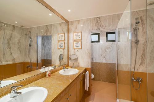 Salle de bains dans l'établissement Exquisite Madeira Villa Villa Funchal Luz 5 Bedroom Heated Pool Sea Views Games Room Fu