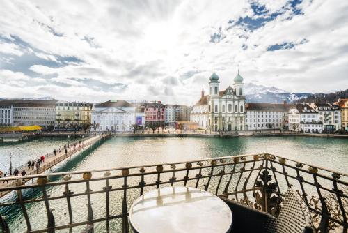 Blick auf eine Stadt mit Fluss und Gebäuden in der Unterkunft Altstadt Hotel Magic Luzern in Luzern