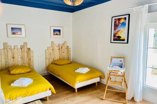 - une chambre avec 2 lits, une échelle et une fenêtre dans l'établissement Le clos jasmin - quartier historique de Montlouis, à Montlouis-sur-Loire