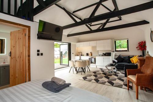 Habitación con cama, cocina y sala de estar. en Luxury retreat 32c pool jacuzzi games bar oasis, en Deal