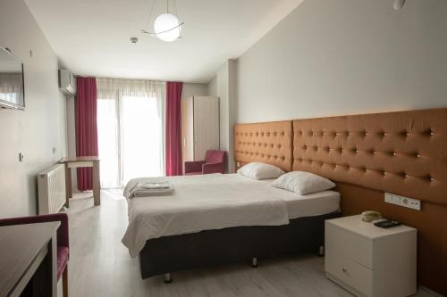 Un pat sau paturi într-o cameră la Edirne Adres Karaağaç