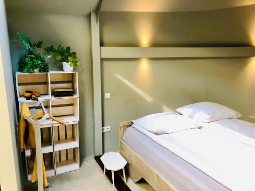 1 dormitorio con 1 cama, 1 mesa y 1 silla en Houseboat Tante Piet, en Ámsterdam
