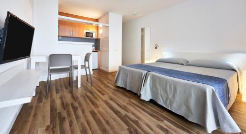Cama ou camas em um quarto em Globales Apartamentos Marina