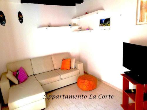 a living room with a white couch with colorful pillows at Appartamento La Corte in Venice