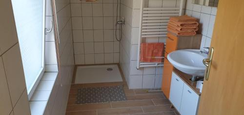 uma pequena casa de banho com lavatório e WC em Ferienhaus-Poweleit em Börgerende-Rethwisch