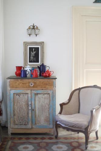 a room with a chair and a wooden cabinet at Casa Aulivo in Caiazzo