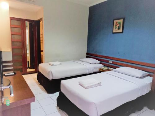 A bed or beds in a room at N Hotel Harmoni Jakarta