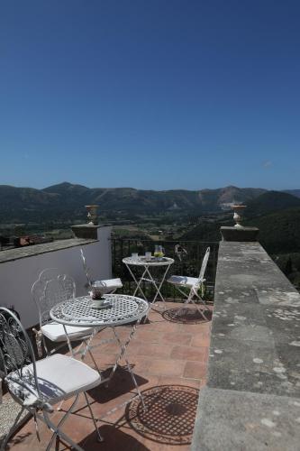 a patio with a table and chairs on a balcony at Casa Aulivo in Caiazzo