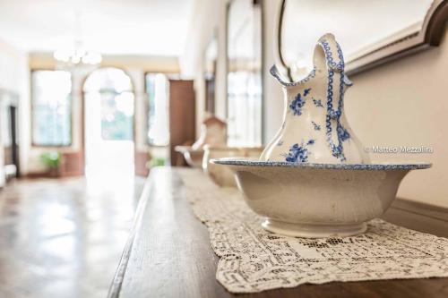 un jarrón azul y blanco sentado en una mesa en B&B Dal Viceré - Villa Mezzalira, en Bressanvido