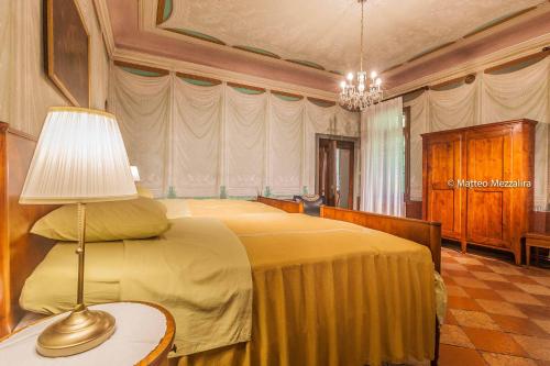 1 dormitorio con 1 cama con lámpara en una mesa en B&B Dal Viceré - Villa Mezzalira, en Bressanvido