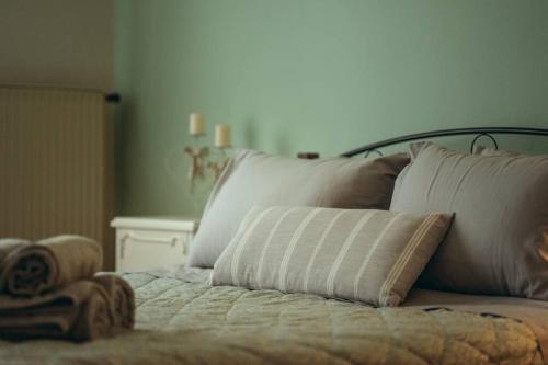 En eller flere senge i et værelse på Aigli's Urban Lodge