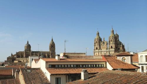 Blick auf die Dächer einer Stadt mit Gebäuden in der Unterkunft Hotel Matilde by gaiarooms in Salamanca