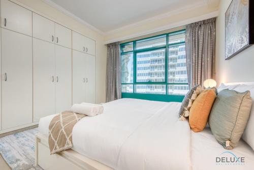 Postel nebo postele na pokoji v ubytování Tranquil 1BR at Marina Crown Dubai Marina by Deluxe Holiday Homes
